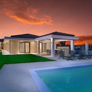 Rhea, Villa